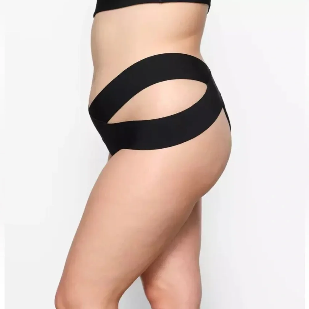 SKIMS KNIT SWIM STRAPPY BIKINI BOTTOM | COLOR: ONYX | NEW/NWT!!☀️🌊👙☀️